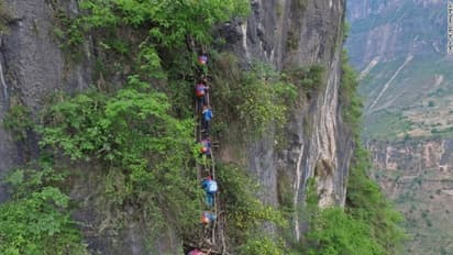 സ്‍കൂളിലേക്കടക്കം എവിടെപ്പോവാനും ഏകമാര്‍ഗം ഈ ഗോവണി മാത്രം, കാണുമ്പോള്‍ തന്നെ പേടിയാവുന്ന യാത്ര!