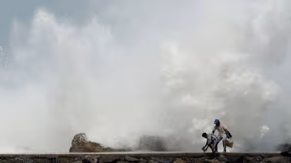 আমফানের কারণে ঢেউ উঠতে পারে ৫ মিটার, আতঙ্কের প্রহর গুণছেন উপকূলবর্তী মানুষ
