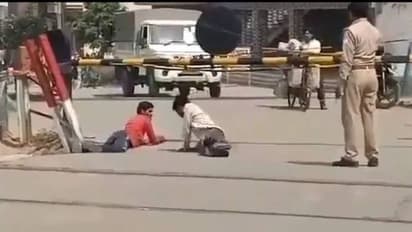 യുപിയില് മാസ്ക് ധരിക്കാത്തതിന് തൊഴിലാളികളെ മര്ദ്ദിച്ച പൊലീസുകാരന് സസ്പെന്ഷന്