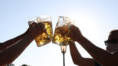 చుక్కేసి చిందేసిన జూనియర్ డాక్టర్లు.. 5గురు యువతులుసహా..