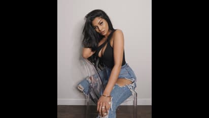 டவலை மட்டும் கட்டிக்கொண்டு படுகவர்ச்சி போஸ்... இருட்டு அறையில் முரட்டு குத்து நடிகையின் லேட்டஸ்ட்...!