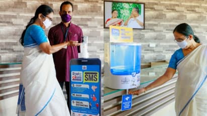 കൈ കൊണ്ട് തൊടാതെ ഇനി സാനിറ്റൈസര് ഉപയോഗിക്കാം; ഓട്ടോമാറ്റിക് സാനിറ്റൈസര് മെഷീന് പുറത്തിറക്കി