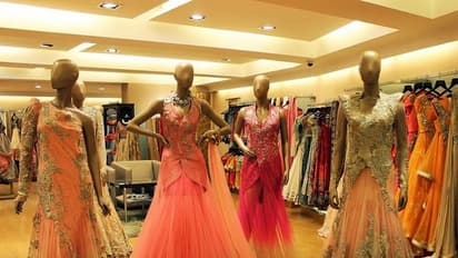 கொரோனா ஊரடங்கில் பாதிக்கப்பட்டவர்களுக்கு உதவ உடைகளை ஏலம் விடும் பிரபல நடிகை!