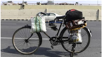 പിതാവിനെ പിന്നിലിരുത്തി 15കാരി 1200 കിലോമീറ്റര് സൈക്കിളില്; ഒടുവില് നാടണഞ്ഞു