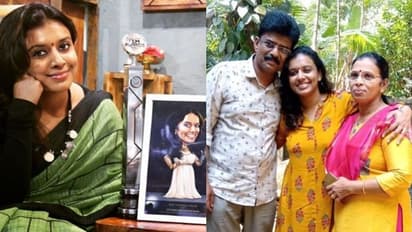 ഒരച്ഛന് മകള്ക്കയച്ച ശബ്ദസന്ദേശങ്ങള്; അച്ഛന്റേയും മകളുടേയും കരുതലും വാത്സല്യവും പങ്കുവച്ച് സിത്താര