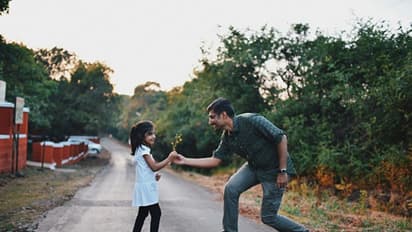 Parenting Tips: বাচ্চার সঙ্গে যৌনতা নিয়ে খোলামেলা আলোচনা করুন, বাচ্চাকে সঠিক পথে চালনা করতে তার বন্ধু হন