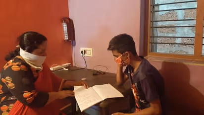 SSLC ಮಕ್ಕಳ ಮನೆಗೇ ಹೋಗಿ ಪಾಠ ಹೇಳ್ತಿದ್ದಾರೆ ಸರ್ಕಾರಿ ಶಿಕ್ಷಕರು..! ಇಲ್ಲಿವೆ ಫೋಟೋಸ್