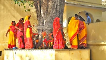 बरगद के 5 उपाय, जो दूर कर सकते हैं आपकी प्रॉब्लम्स और पूरी कर सकते हैं मनोकामना