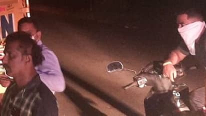 ರಾತ್ರೋ ರಾತ್ರಿ ಗೂಡ್ಸ್‌ ಕಂಟೈನರ್‌ನಲ್ಲಿ ಕಾರ್ಮಿಕರ ಸಾಗಾಟ..! ಇಲ್ಲಿವೆ ಫೋಟೋಸ್