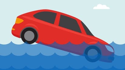 ഹാന്ഡ് ബ്രേക്കിടാതെ മീന് വാങ്ങാന് പോയി, ന്യൂട്രലില് കിടന്ന കാര് കായലില് താഴ്ന്നു!