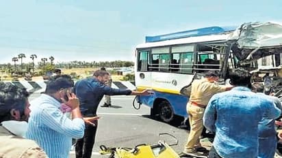 వలస కూలీల బస్సుకు రోడ్డు ప్రమాదం... క్షతగాత్రులకు రోడ్డుపైనే ప్రథమచికిత్స అందించిన మంత్రి