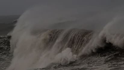 ২৪ ঘণ্টার মধ্যেই আছড়ে পড়তে চলেছে 'নিসর্গ', মুম্বইতে জারি হয়ে গেল লাল সতর্কতা