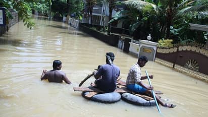 आसमान से बरस रही है आफत, उत्तरी राज्यों में धूप तो पूर्वोत्तरों में बरस रही है बारिश