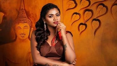 நெட்டிசன்கள் கழுவி ஊற்றும் மாடர்ன் உடையை விட... சேலையில் சூப்பராக இருக்கும் ஷாலு ஷம்மு!