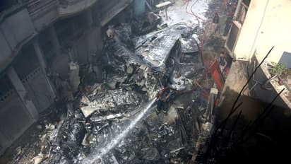 PAK के कराची में लैंडिंग से 1 मिनट पहले क्रैश हुआ था यात्री विमान; 99 में से 97 की मौत, 2 सुरक्षित बचे