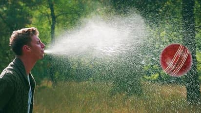 "థూ...." క్రికెట్ ఆటలో సరికొత్త వివాదం, చోద్యం చూస్తున్న ఐసీసీ!