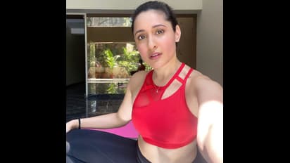 ஊரடங்கில் அடங்காமல் ஒர்க் அவுட் செய்து கட்டழகை காப்பாத்தும் பிரக்யா.... புகைப்படங்கள் உள்ளே !