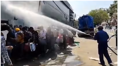 പരിശോധനയ്ക്കായി എത്തിയ കുടിയേറ്റ തൊഴിലാളികളുടെ മേല് അണുനാശിനി തളിച്ചു; അബദ്ധമെന്ന് വിശദീകരണം