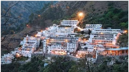 বৈষ্ণোদেবী মন্দিরে ভয়াবহ আগুন, কোনও রকমে প্রাণ বাঁচল নিরাপত্তারক্ষীদের, দেখুন সেই ভিডিও