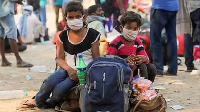 'সুপ্রিম' নির্দেশ প্রবাসী শ্রমিকদের থেকে ভাড়া নেওয়া যাবে না, খাবার ও জল সরবরাহ করতে হবে