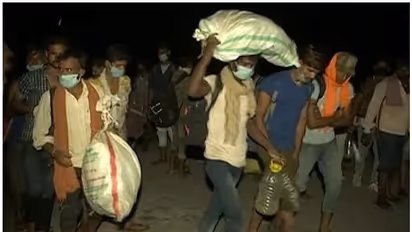 'കനത്ത ചൂടും പൊലീസിന്റെ മര്ദ്ദനവും'; രാത്രിയില് യമുനാ നദി മുറിച്ച് കടന്ന് കുടിയേറ്റ തൊഴിലാളികള്