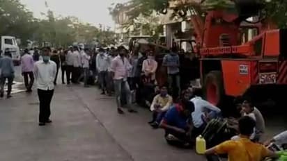 'വാടകവീട്ടിലേക്ക് മടങ്ങാനാകില്ല'; ട്രെയിന്‍ റദ്ദാക്കിയതോടെ പെരുവഴിയിലായി മുംബൈയിലെ അതിഥി തൊഴിലാളികള്‍