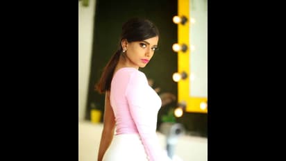 ஊரடங்கில் அடங்காமல் போஸ் கொடுத்து இன்ஸ்டாக்ராமை தெறிக்க விடும் அமிஷா சின்ஹா!