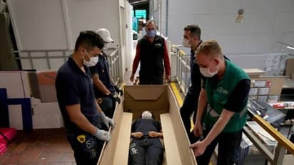 കൊവിഡ് മരണം കൂടുന്നു, ശവപ്പെട്ടിയായി മാറ്റാവുന്ന കിടക്കകള് നിര്മ്മിച്ച് വ്യവസായി