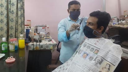 ഈ ബാര്ബര് ഷോപ്പിലേക്ക് ടൗവ്വലുമായി പോകേണ്ട, മുടിവെട്ടാന് 'കടലാസ് കുപ്പായം'