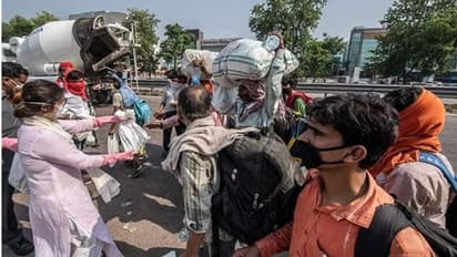 प्रवासी मजदूरों की ऐसे सहायता करते नजर आई मुलायम की बड़ी बहू, बेटी भी कर रही थी मदद