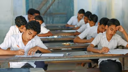 ২০ জুন মাধ্যমিকের বাকি পরীক্ষা, সংক্রমণ রুখতে স্যানিটাইজ করা হচ্ছে পরীক্ষাকেন্দ্র