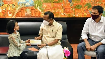 കരകൗശല ഉല്പന്നങ്ങളിലൂടെ ശേഖരിച്ച തുക ദുരിതാശ്വാസ നിധിയിലേക്ക് നല്കി രണ്ടാം ക്ലാസുകാരി