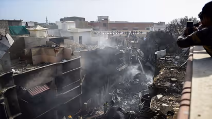 కరోనాపై పైలట్ ముచ్చట్ల వల్లే పాక్ విమాన ప్రమాదం: 97 మంది మృతి బలి