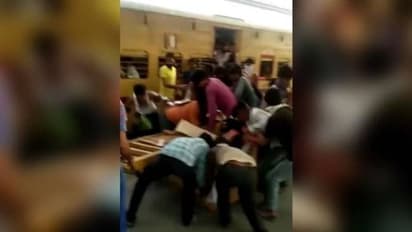 പട്ടിണി! ദില്ലി റെയില്വെ സ്റ്റേഷനില് ഭക്ഷണവും വെള്ളവും തട്ടിയെടുത്ത് അതിഥി തൊഴിലാളികള്