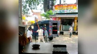 ലാത്തികൊണ്ട് അടിച്ച് നിലത്തുവീഴ്ത്തി, ആളെ തൂക്കിയെടുത്ത് വാനിലിട്ടു; മധ്യപ്രദേശ് പൊലീസിനെതിരെ അന്വേഷണം