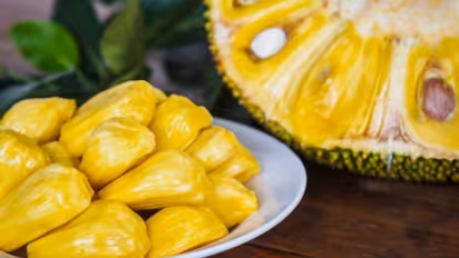 ಹೆದ್ದಾರಿ ಬದಿ ಪ್ರಯಾಣಿಕರಿಗೆ ಉಚಿತ ಹಲಸಿನ ಹಣ್ಣು