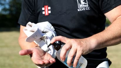 పెరిగిన మద్యం ధరలు: పేదల అవస్థలు.. శానిటైజర్ తాగి ముగ్గురి మృతి