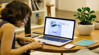 वर्क फ्रॉम होम से भी बढ़ सकता है तनाव, बचाव के लिए अपनाएं ये 5 टिप्स