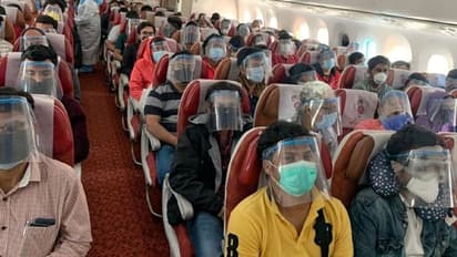 Omicron: বিদেশী যাত্রীদের জন্য নয়া গাইডলাই কেন্দ্রের, কী রয়েছে নতুন নিয়মে