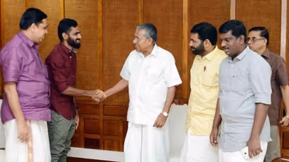 പിണറായിക്കുള്ള ആശംസയില്‍ 'ലാല്‍സലാം'; സി കെ വിനീത് മാപ്പ് പറയണമെന്ന് ആരാധകന്‍; മറുപടിയുമായി താരം
