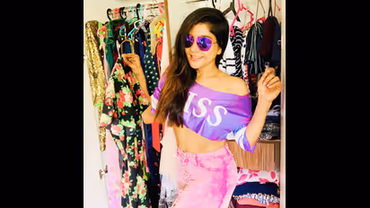 அடடே டிரஸ் கலரே கண்ண பறிக்குதே.... பிக் பாஸ் சாக்ஷி அகர்வால் ஊரடங்கில் பண்ணும் காரியங்களை நீங்களே பாருங்க !