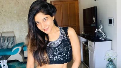 22 வருடம் கழித்து தந்தையின் மனம் குளிர வைத்த சாக்ஷி..வெளியானது நெகிழ்ச்சி புகைப்படம்..