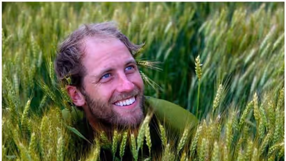 പച്ചക്കറികളും ധാന്യങ്ങളുമെല്ലാം സ്വന്തമായി നട്ടുവളര്‍ത്തും, ഷോപ്പിംഗില്ല, പണമേ വേണ്ടാതെ ജീവിക്കുന്ന ഒരാള്‍