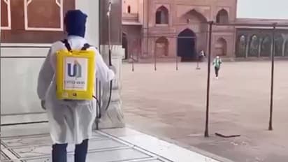 Sikh community warm hearts as volunteers sanitise Jama Masjid for Eid 2020