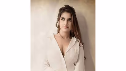 இதுக்கு புடவை கட்டாமலே இருக்கலாமே ஹாட் புகைப்படத்தால் ரசிகர்களை அதிர வைத்த ஜாலி பாட்டியா!