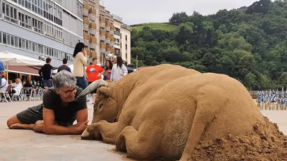 കണ്ടാല്‍ ജീവനുള്ളവ തന്നെ, പക്ഷേ ഇവയെല്ലാം മണലില്‍ തീര്‍ത്തത്; കാണാം ചിത്രങ്ങള്‍
