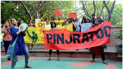 'പിഞ്ജ്റാ തോഡ് '- ആരാണ് ദില്ലി കലാപത്തിന്റെ പേരിൽ പൊലീസ് വേട്ടയാടുന്ന ഈ പെൺകുട്ടികൾ?