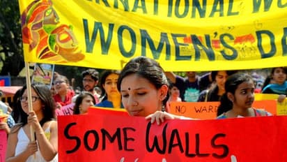 చీకటి అంచున వెండి మెరుపులు భూమి పుత్రికలు