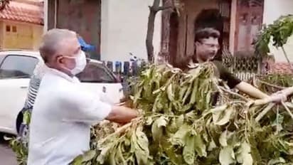 কর্মীদের নিয়ে সল্টলেকে দা হাতে রাস্তায় দিলীপ ঘোষ, হতবাক এলাকাবাসী