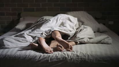 জেলের মধ্যে বন্দি যুবকের সঙ্গে সঙ্গম মহিলা কারারক্ষীর, পরিণামে হতে হল গ্রেফতার